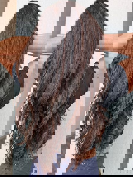 Błyszczące brązowe długie fale z delikatnym balayage