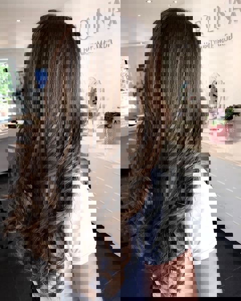 Delikatne loki czekoladowe z subtelnymi refleksami