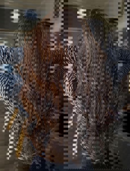 Długie, brązowe fale z delikatną teksturą pełne ruchu