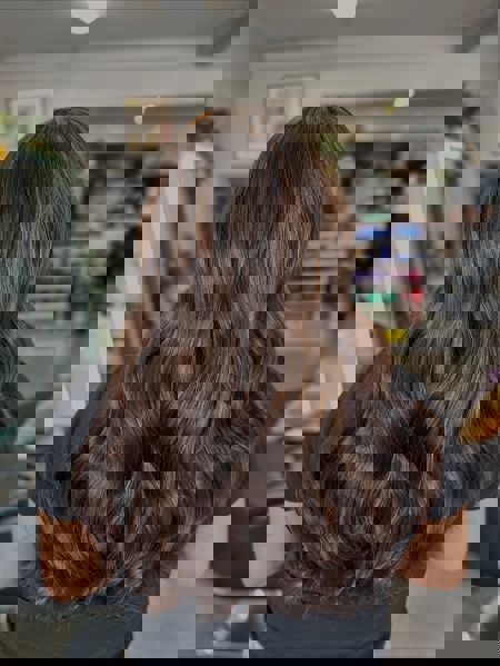 Długie fale w kolorze czekoladowego brązu z subtelnymi refleksami