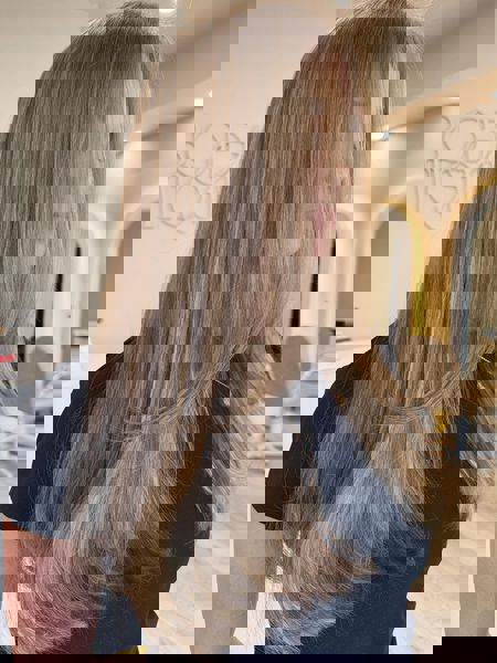 Gładkie, brązowe cięcie z delikatnymi refleksami