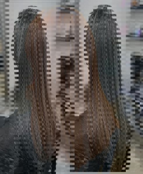 Gładkie czekoladowe, długie warstwy z subtelnym podkreśleniem głębi