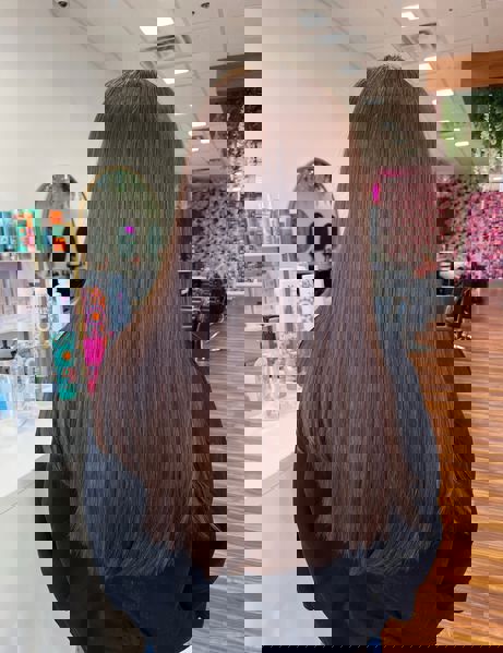 Gładkie, czekoladowobrązowe, długie, proste cięcie