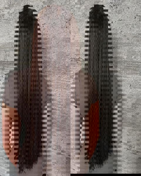 Gładkie, czekoladowobrązowe długie warstwy z naturalnym zachowaniem