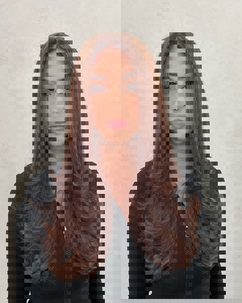 Gładkie długie warstwy z delikatnymi pasemkami podkreślającymi twarz