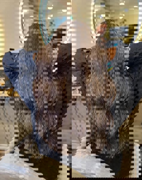 Lśniące długie brązowe fale o miękkiej strukturze