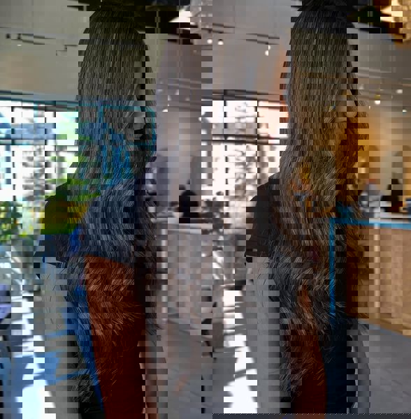 Lśniące, długie brązowe fale pełne subtelnego wymiaru