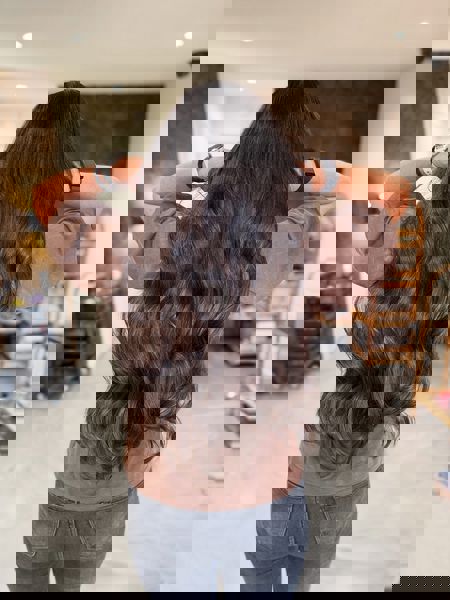 Luksusowe długie fale w ciemnym brązie z naturalną objętością