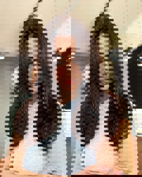 Obfite długie brązowe warstwy z delikatnymi pasmami okalającymi twarz