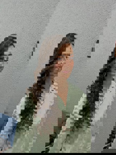 Olśniewające długie brązowe fale z wyraźnymi lokami