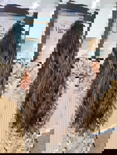 Piękne długie brązowe fale z subtelnymi refleksami