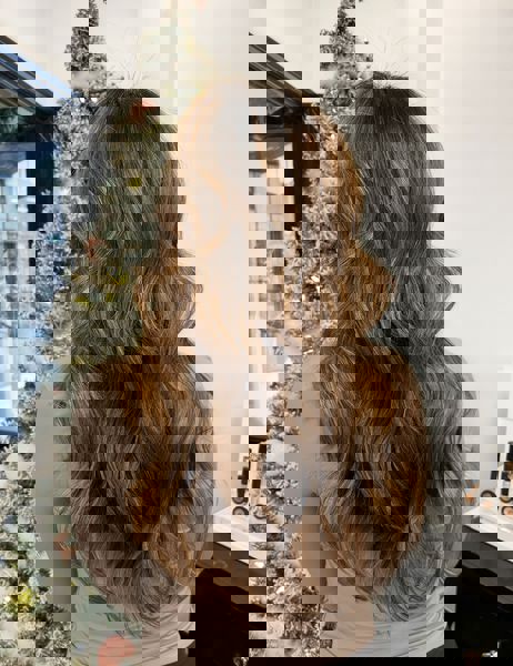 Przepiękne długie brązowe fale z ciepłymi refleksami przypominającymi muśnięcie słońca