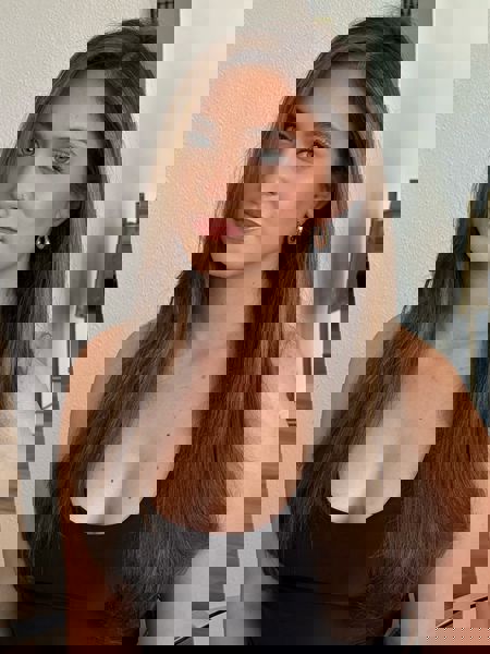 Stylowe, długie brązowe włosy z delikatnymi refleksami podkreślającymi twarz