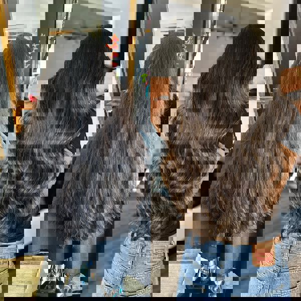 Zachwycające długie brązowe fale z bogatą głębią odcieni