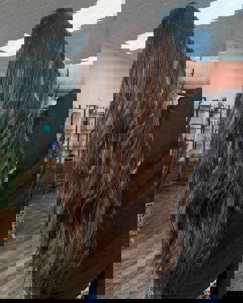 Zachwycające długie brązowe fale z delikatnym podkreśleniem głębi koloru