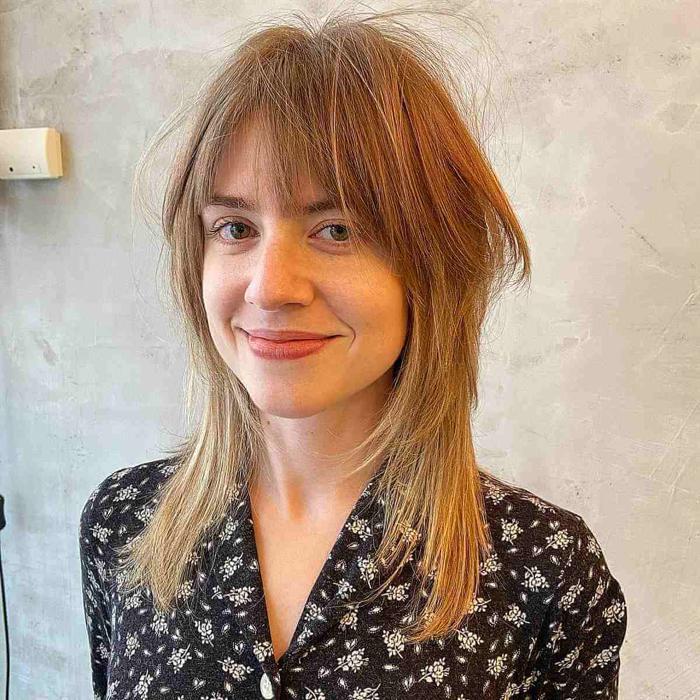 Niedbały shag z grzywką i warstwami otulającymi twarz Niedbały shag z grzywką i warstwami otulającymi twarz