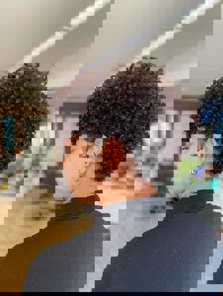 Dynamiczny, krótki pixie z uformowanymi lokami Dynamiczny, krótki pixie z uformowanymi lokami