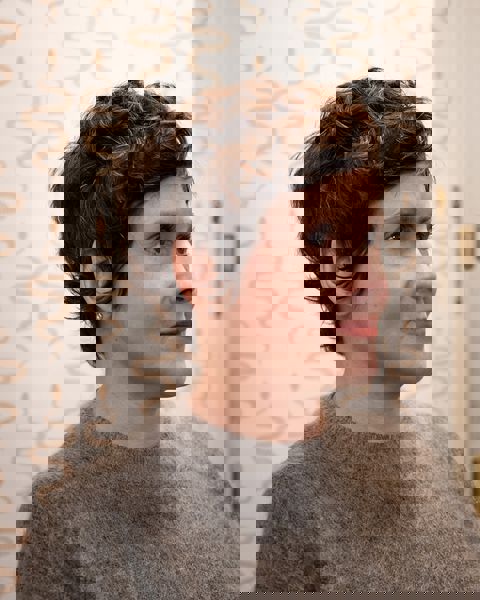 Fryzura Pixie: Zabawa z Loki i Delikatna Faktura Fryzura Pixie: Zabawa z Loki i Delikatna Faktura