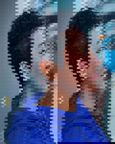 Krótki kręcony pixie z wyraźną objętością Krótki kręcony pixie z wyraźną objętością