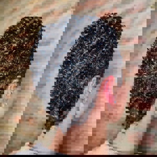 Krótkie cięcie typu pixie z wyrazistymi lokami i cieniowanym tyłem Krótkie cięcie typu pixie z wyrazistymi lokami i cieniowanym tyłem