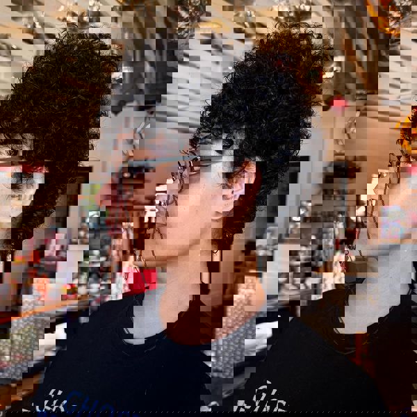 Krótkie, kręcone cięcie pixie z cieniowanymi bokami Krótkie, kręcone cięcie pixie z cieniowanymi bokami