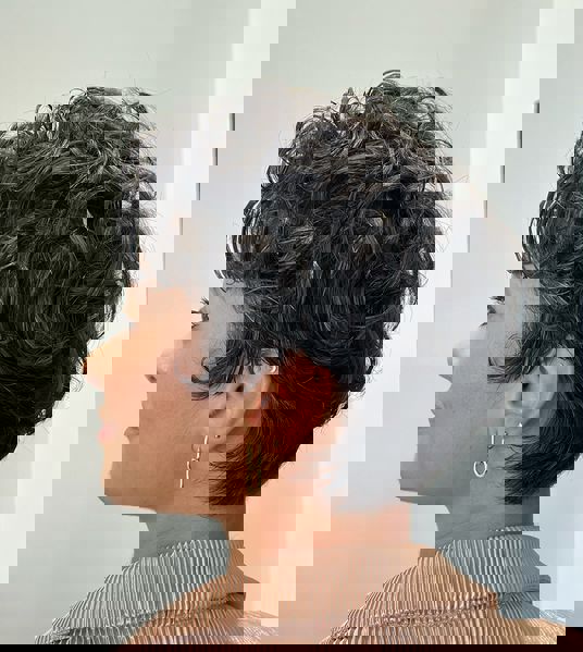 Stylowa fryzura pixie z kręconymi włosami i teksturowanymi warstwami Stylowa fryzura pixie z kręconymi włosami i teksturowanymi warstwami