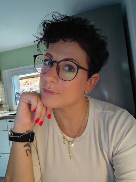 Stylowy krótki fryz z delikatnie podkreślonymi lokami Stylowy krótki fryz z delikatnie podkreślonymi lokami