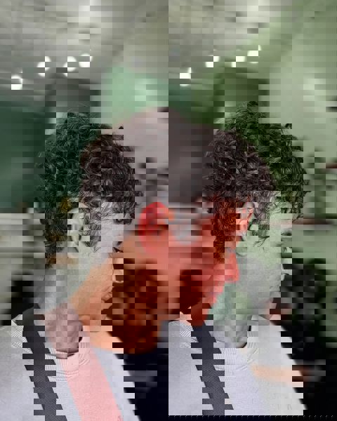 Stylowy krótki fryz z lokami i wyrazistym kształtem Stylowy krótki fryz z lokami i wyrazistym kształtem