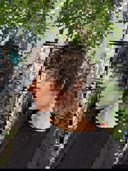 Teksturowany, kręcony pixie z naturalną objętością Teksturowany, kręcony pixie z naturalną objętością