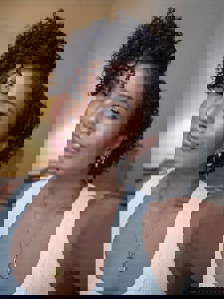 Teksturowany krótki bob z lokami podkreślającymi twarz Teksturowany krótki bob z lokami podkreślającymi twarz