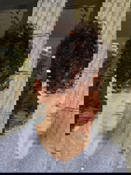 Teksturowany krótki fryz z lokami i zamiecione na bok grzywki Teksturowany krótki fryz z lokami i zamiecione na bok grzywki