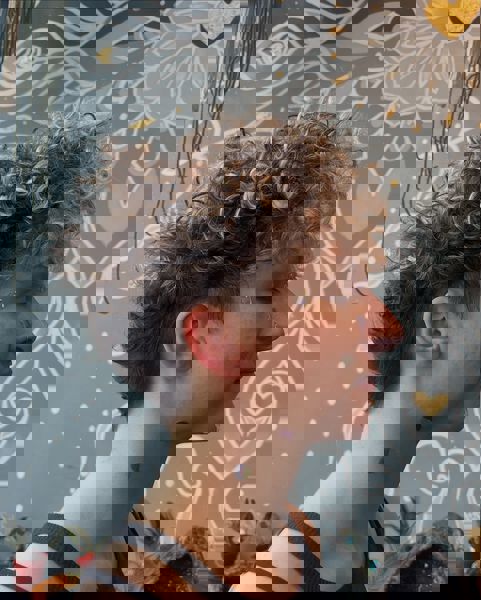 Teksturowany krótki fryz z zakręconymi lokami i objętością Teksturowany krótki fryz z zakręconymi lokami i objętością