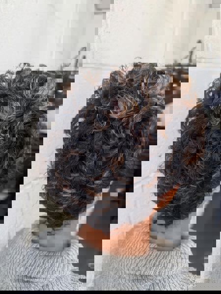 Teksturowany krótki kręcony bob z delikatnymi refleksami Teksturowany krótki kręcony bob z delikatnymi refleksami