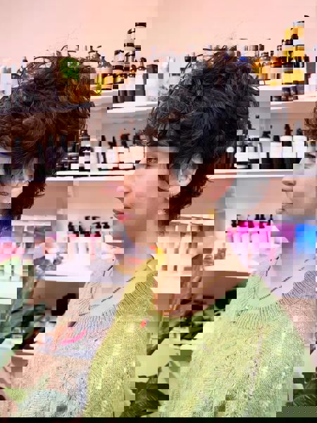 Teksturowany, krótki lok z wyrazistym kształtem Teksturowany, krótki lok z wyrazistym kształtem