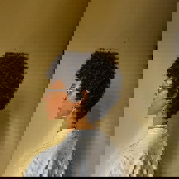 Teksturowany, krótki uczesanie z wyraźnie zdefiniowanymi lokami Teksturowany, krótki uczesanie z wyraźnie zdefiniowanymi lokami