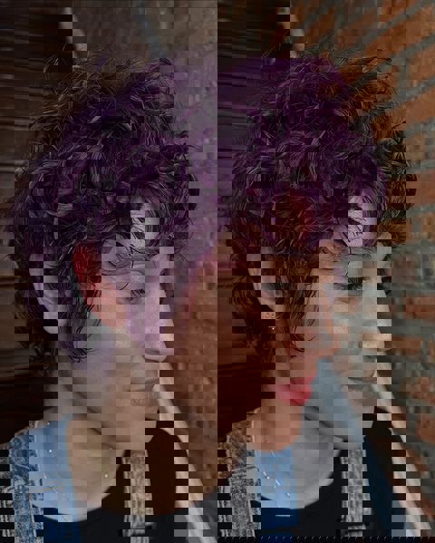 Uroczy krótki bob z figlarnymi fioletowymi refleksami Uroczy krótki bob z figlarnymi fioletowymi refleksami