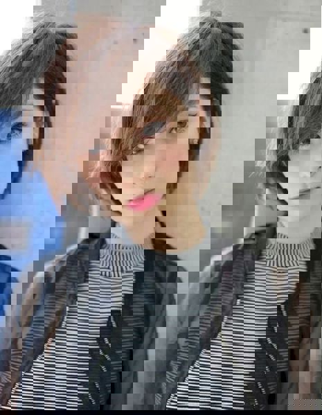 Bob o klasycznym kształcie z grzywką dla cienkich włosów i długiej, okrągłej lub sercowatej twarzy Bob o klasycznym kształcie z grzywką dla cienkich włosów i długiej, okrągłej lub sercowatej twarzy