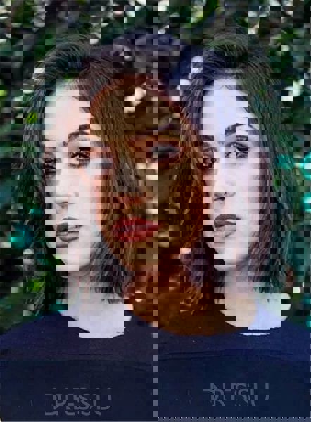 Elegancka brunetka z bobem do brody – krótkie, cieniowane fryzury Elegancka brunetka z bobem do brody – krótkie, cieniowane fryzury