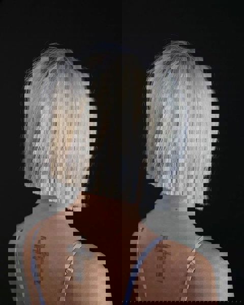 Futurystyczny bob z ostrzyżonym tyłem w platynowym blondzie – krótkie, warstwowe fryzury Futurystyczny bob z ostrzyżonym tyłem w platynowym blondzie – krótkie, warstwowe fryzury