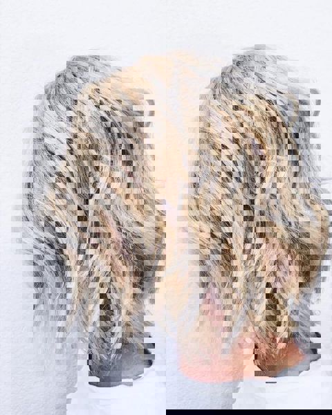 Klasyczny, pszeniczny blond na potarganym bobie z teksturą Klasyczny, pszeniczny blond na potarganym bobie z teksturą