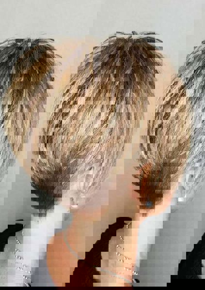 Nowoczesne krótkie fryzury w odcieniach miodowego blondu z warstwami Nowoczesne krótkie fryzury w odcieniach miodowego blondu z warstwami