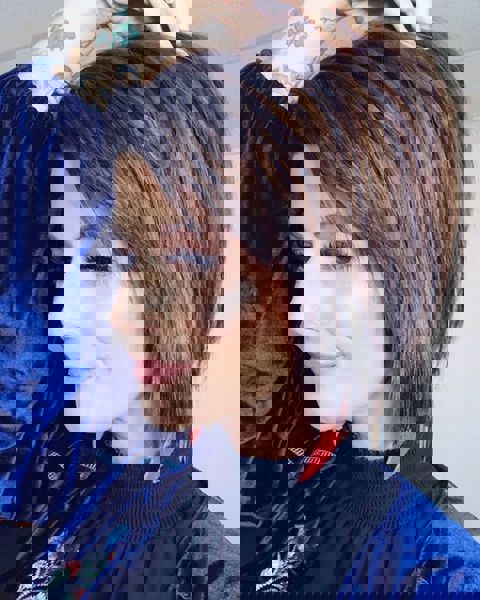 Rzeźbiony krótki bob w odcieniach kawy i toffi brązu - krótkie fryzury z warstwami idealne dla włosów o szorstkiej strukturze Rzeźbiony krótki bob w odcieniach kawy i toffi brązu - krótkie fryzury z warstwami idealne dla włosów o szorstkiej strukturze