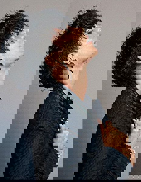 Stylowa, odważna, czarna fryzura typu pixie, dłuższa wersja. Stylowa, odważna, czarna fryzura typu pixie, dłuższa wersja.