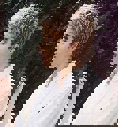 Stylowy, modny pixie cut w neutralnym blondzie z brązowymi odrostami Stylowy, modny pixie cut w neutralnym blondzie z brązowymi odrostami