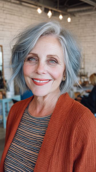 Stylowy, delikatnie pofalowany lob w miękkim, jasnoniebieskim odcieniu