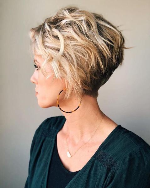 17. Modne fryzury typu messy bob – roztrzepane, delikatne kosmyki dla kobiet