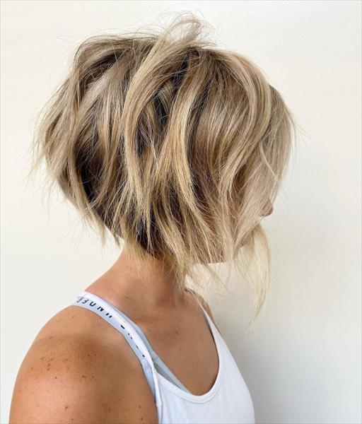 18. Głęboka, wyrazista tekstura na modnych, nieco potarganych bobach dla kobiet