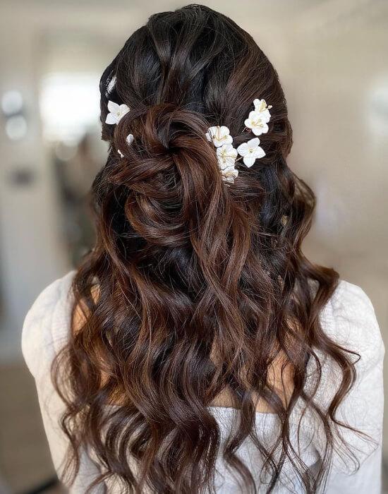 zdjęcie fryzury ślubnej z lokami i kwiatami