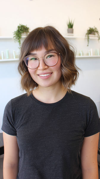 Falowane włosy o długości do brody w stylu messy z okularami