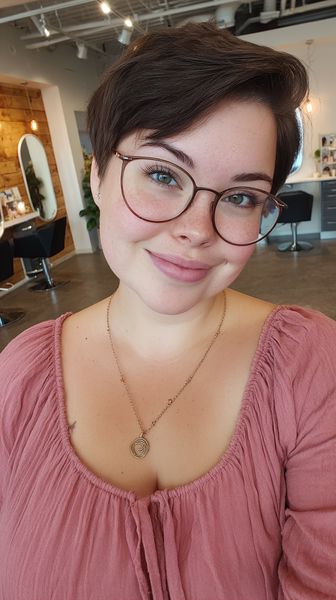 Łatwe w utrzymaniu krótkie cięcie pixie z warstwową strukturą